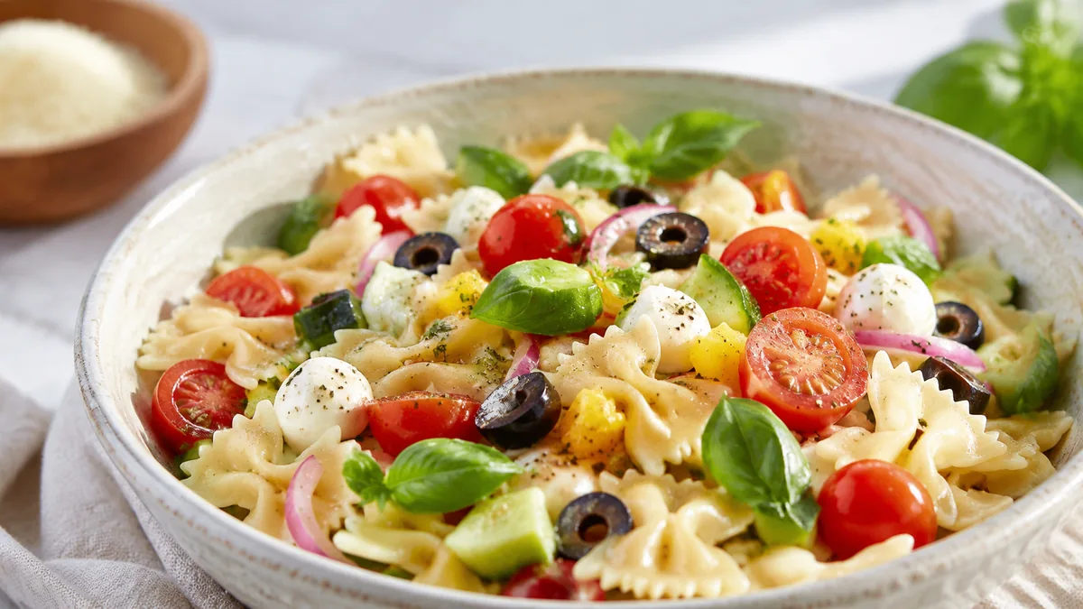 Salade de pâtes froide aux légumes feta et olives
