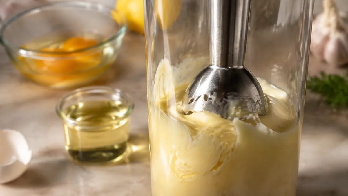 Mixeur plongeant réalisant une mayonnaise maison